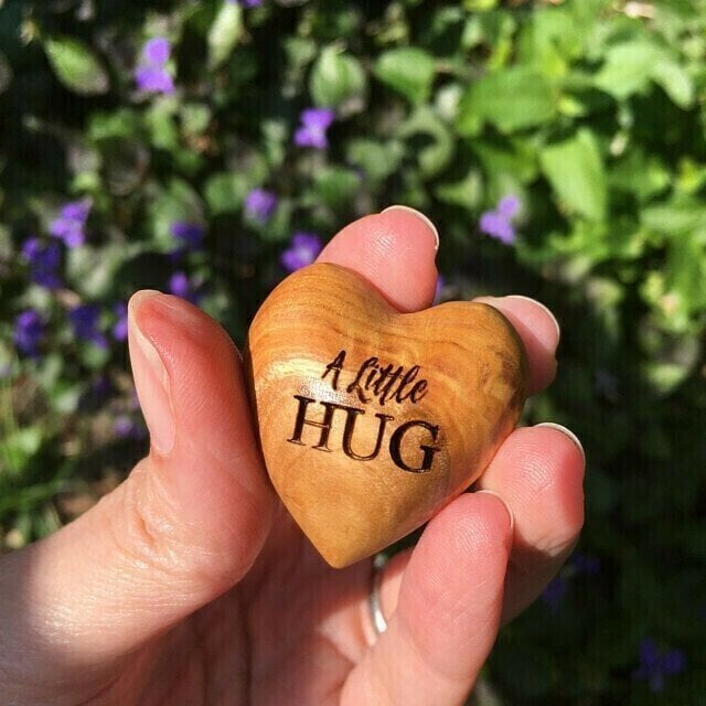 Pocket Hugger - Pieni puinen muistosydÀn