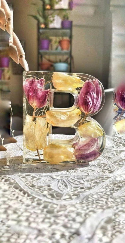 🎁 Käsintehdyt kukkahartsikirjaimet LED-valolla