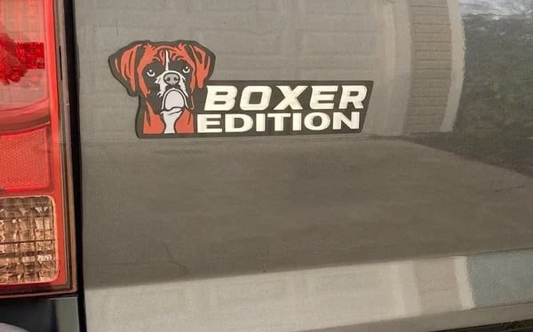 Koiraembleemi autoon