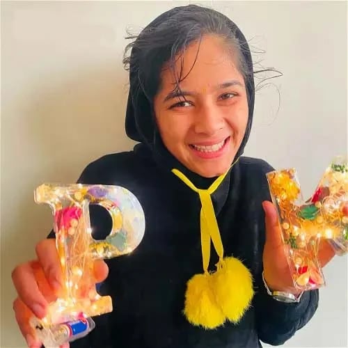 🎁 Käsintehdyt kukkahartsikirjaimet LED-valolla