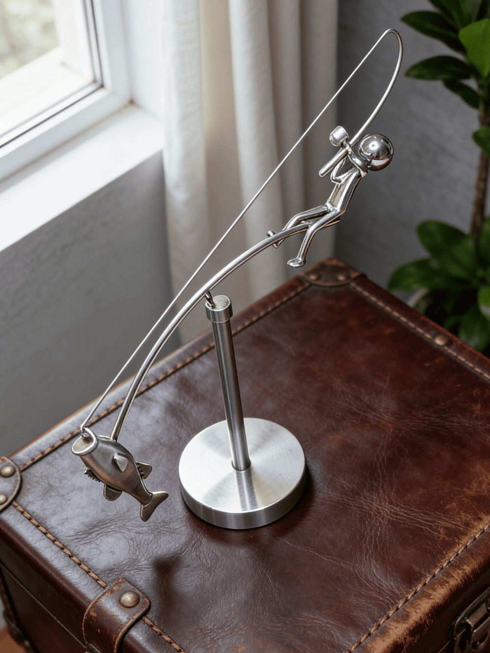 🎣 Tasapainotteleva kalastaja -veistos