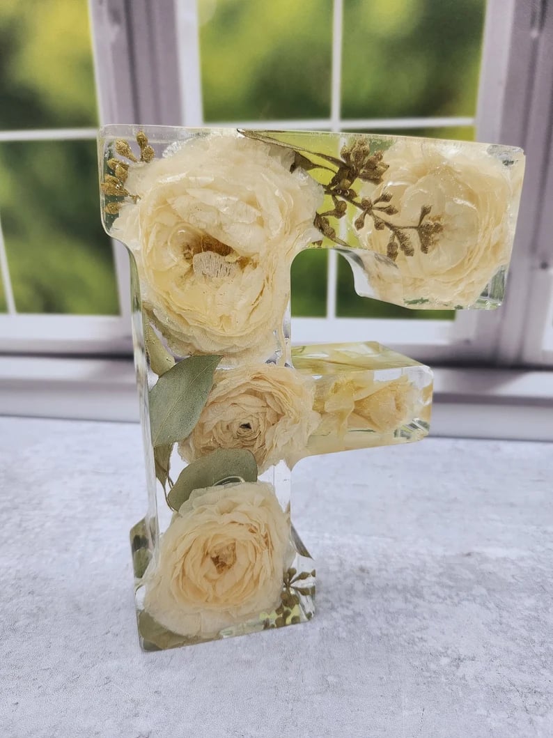 🎁 Käsintehdyt kukkahartsikirjaimet LED-valolla