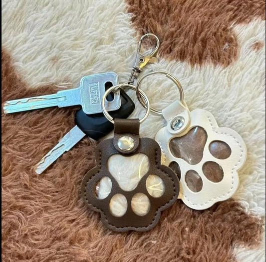 Nahkainen tassuavaimenperä lemmikkisi muistoksi - 🐾 Säilytä heidän muistonsa aina lähelläsi