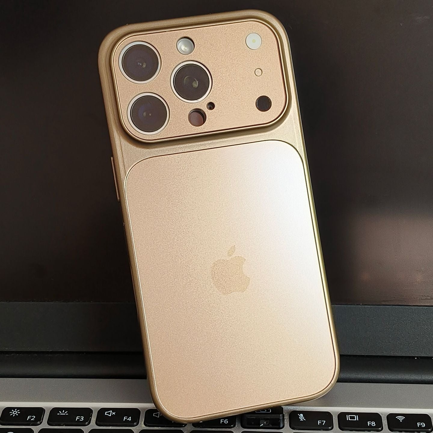 Metallinen mattapintainen Magsafe iPhone-kotelo