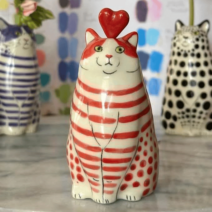 Käsinmaalattu kissavaasikokoelma