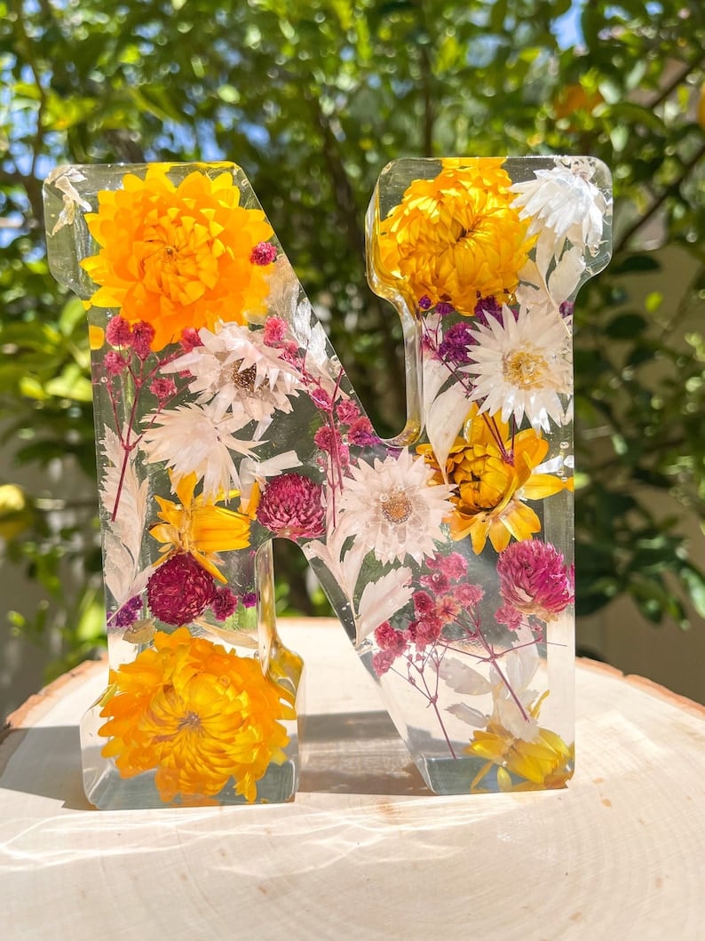 🎁 Käsintehdyt kukkahartsikirjaimet LED-valolla