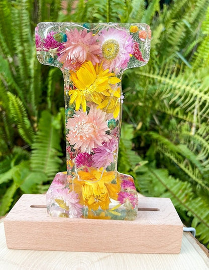 🎁 Käsintehdyt kukkahartsikirjaimet LED-valolla