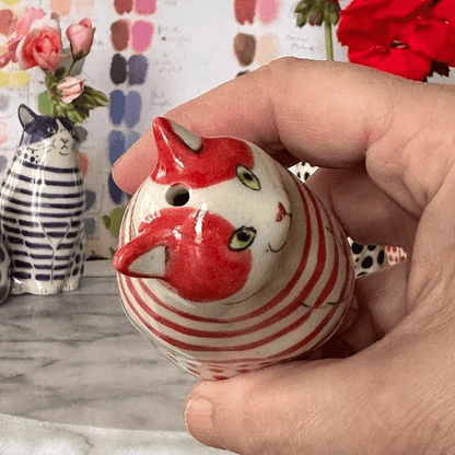 Käsinmaalattu kissavaasikokoelma